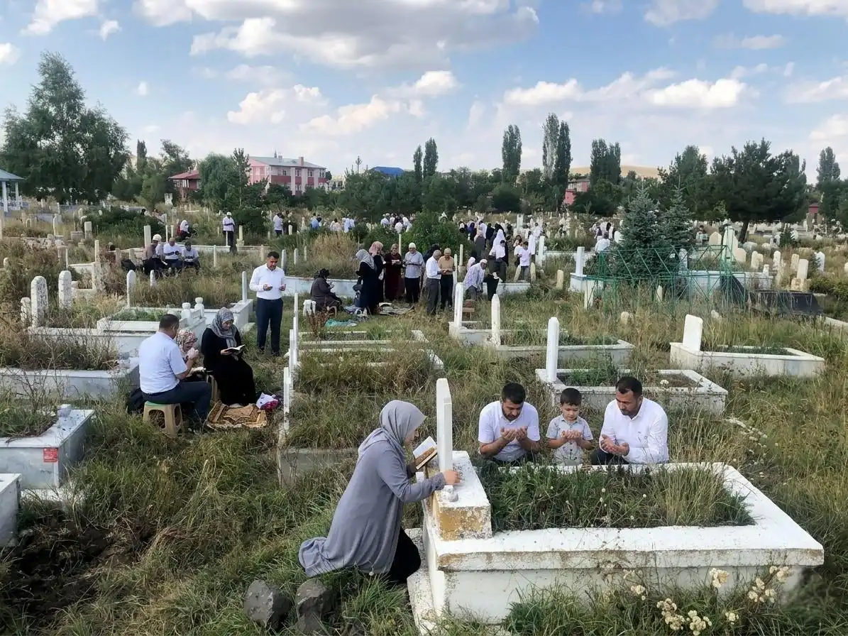 Kurban Bayramı'nda kabir ziyaretleri unutulmadı